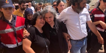 Tutuklu eski belediye başkanı Kışanak, özel izinle ablasının cenazesine katıldı 27 Tutuklu eski belediye başkanı Kışanak özel izinle ablasının cenazesine katıldı