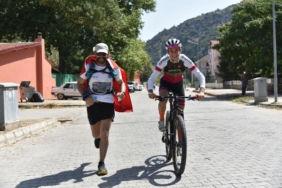 Üç sporcudan Eğirdir Gölünde zafer yolculuğu