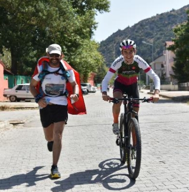 Üç sporcudan Eğirdir Gölünde zafer yolculuğu