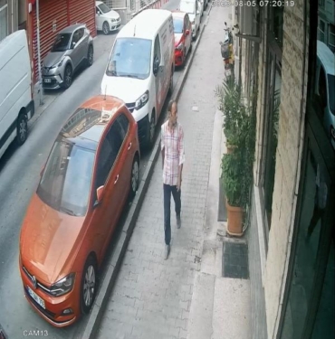 Ümraniyede cep telefonu hırsızlığı kamerada