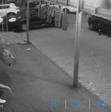 Ümraniye'de fren yerine gaza basan cip sürücüsü şarküteri dükkanına girdi 7 Ümraniyede fren yerine gaza basan cip sürücüsü şarküteri dükkanına girdi