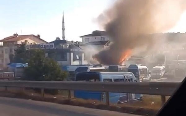 Ümraniyede karavan dönüşümü yapılan işyerinde yangın
