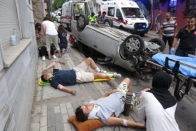 Üsküdarda aydınlatma direğine çarpan otomobil takla attı 5 yaralı