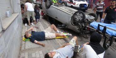 Üsküdar'da aydınlatma direğine çarpan otomobil takla attı: 5 yaralı 26 Üsküdarda aydınlatma direğine çarpan otomobil takla attı 5 yaralı