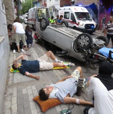 Üsküdarda aydınlatma direğine çarpan otomobil takla attı 5 yaralı