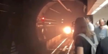 Üsküdar'da raylara atlayan kişi paniğe neden oldu 23 Üsküdarda raylara atlayan kişi paniğe neden oldu