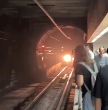 Üsküdarda raylara atlayan kişi paniğe neden oldu