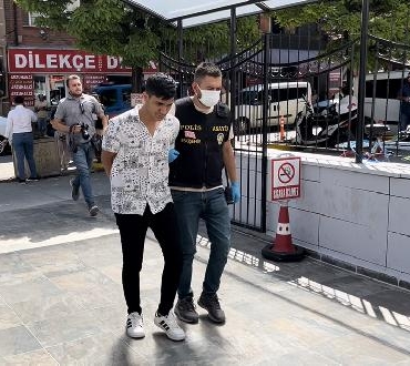 Üvey ağabeyini annesine olan borcunu ödemediği için öldürmüş