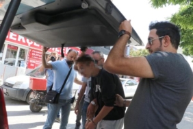 Üvey ağabeyini öldüren 16 yaşındaki çocuk tutuklandı 28 Üvey ağabeyini öldüren 16 yaşındaki çocuk tutuklandı