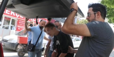 Üvey ağabeyini öldüren 16 yaşındaki çocuk tutuklandı 25 Üvey ağabeyini öldüren 16 yaşındaki çocuk tutuklandı