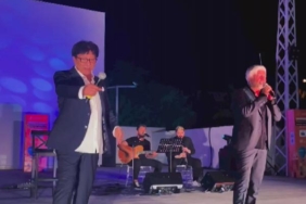 Uygur Kardeşler babalarının doğum gününü sahnede kutladı