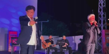 Uygur Kardeşler babalarının doğum gününü sahnede kutladı 10 Uygur Kardeşler babalarının doğum gününü sahnede kutladı