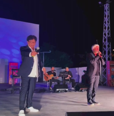 Uygur Kardeşler babalarının doğum gününü sahnede kutladı