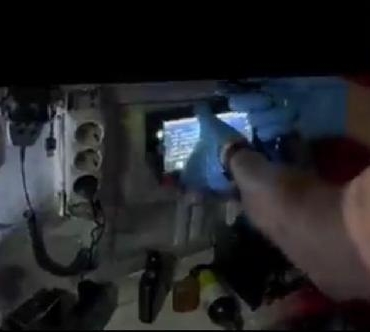 Uyuşturucuyu gizlemek için duvara uzaktan kumandalı bölme yapan şüpheli yakalandı 2 Uyuşturucuyu gizlemek için duvara uzaktan kumandalı bölme yapan şüpheli yakalandı