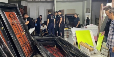 Üzerine çelik kapı devrilen kadın yaralandı 8 Üzerine çelik kapı devrilen kadın yaralandı