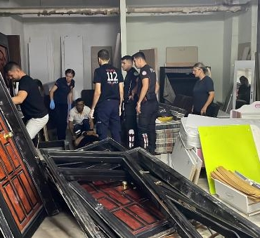 Üzerine çelik kapı devrilen kadın yaralandı