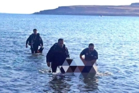 Van Gölünde dalgalarla açığa sürüklenen genç ile onu kurtarmaya çalışan kişi boğuldu Ek fotoğraflar