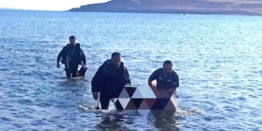 Van Gölünde dalgalarla açığa sürüklenen genç ile onu kurtarmaya çalışan kişi boğuldu Ek fotoğraflar