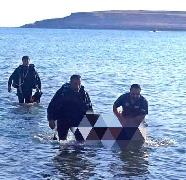 Van Gölü'nde dalgalarla açığa sürüklenen genç ile onu kurtarmaya çalışan kişi boğuldu / Ek fotoğraflar 8 Van Gölünde dalgalarla açığa sürüklenen genç ile onu kurtarmaya çalışan kişi boğuldu Ek fotoğraflar