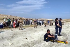 Van Gölünde dalgalarla açığa sürüklenen genç ile onu kurtarmaya çalışan kişi boğuldu