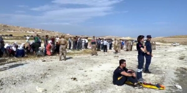 Van Gölünde dalgalarla açığa sürüklenen genç ile onu kurtarmaya çalışan kişi boğuldu