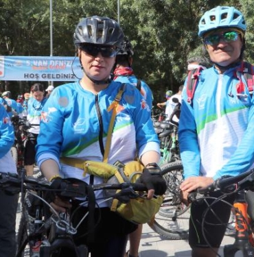 Van Gölüne dikkat çekmek için pedal çeviriyorlar