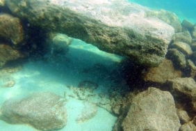 Van Gölüne giren dalgıçlar Kayı tamgalı ve haç işaretli taşlar bulduk