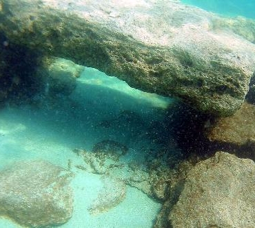 Van Gölüne giren dalgıçlar Kayı tamgalı ve haç işaretli taşlar bulduk