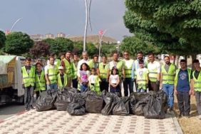 Van Gölünün çekildiği alanlardan çöp ve atık topladılar