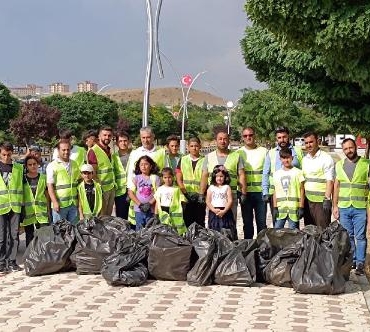 Van Gölü'nün çekildiği alanlardan çöp ve atık topladılar 3 Van Gölünün çekildiği alanlardan çöp ve atık topladılar
