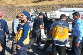 Vanda hafif ticari araç TIRa çarptı 3 ölü 3 yaralı