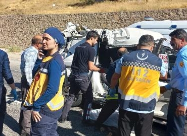 Van'da hafif ticari araç, TIR'a çarptı: 3 ölü, 3 yaralı 8 Vanda hafif ticari araç TIRa çarptı 3 ölü 3 yaralı