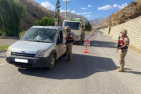 Van'da 'Huzurlu sokaklar' uygulamasında aranan 37 kişi yakalandı 11 Vanda Huzurlu sokaklar uygulamasında aranan 37 kişi yakalandı