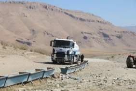 Vanda koyun sürüleri için yaylalara tanker ile su taşınıyor