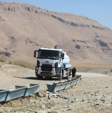 Vanda koyun sürüleri için yaylalara tanker ile su taşınıyor