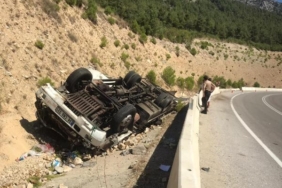 Virajda devrilen kamyonun şoförü öldü