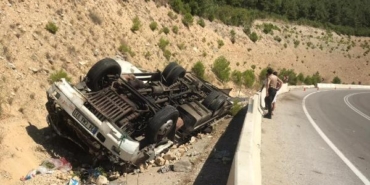 Virajda devrilen kamyonun şoförü öldü