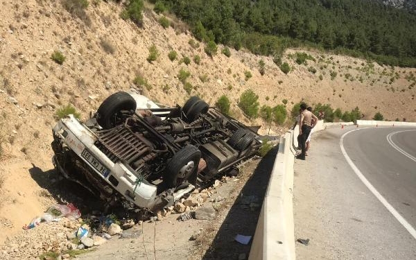 Virajda devrilen kamyonun şoförü öldü