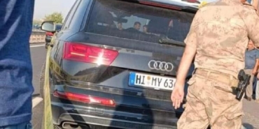 Viranşehir’de gurbetçi çiftin aracına silahlı saldırı: 1 ölü, 1 yaralı 23 Viranşehirde gurbetçi çiftin aracına silahlı saldırı 1 ölü 1 yaralı