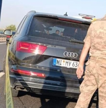 Viranşehirde gurbetçi çiftin aracına silahlı saldırı 1 ölü 1 yaralı