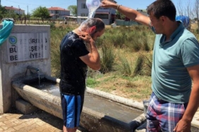 Yalakta yıkanıp mahalledeki su sorununa tepki gösterdi