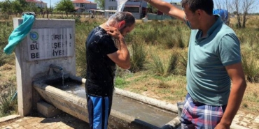 Yalakta yıkanıp mahalledeki su sorununa tepki gösterdi