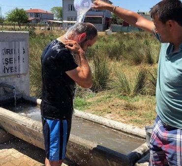 Yalakta yıkanıp mahalledeki su sorununa tepki gösterdi
