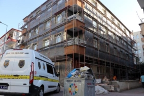 Yalıtım yapılan binanın 3üncü katındaki iskeleden düşen işçi yaralandı
