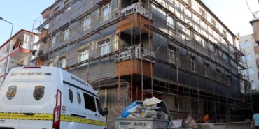 Yalıtım yapılan binanın 3üncü katındaki iskeleden düşen işçi yaralandı