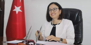 Yalovanın 3üncü kadın valisi çiçek yerine depremzedeler için bağış yapılmasını istedi