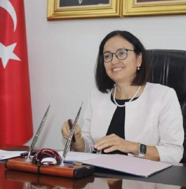 Yalovanın 3üncü kadın valisi çiçek yerine depremzedeler için bağış yapılmasını istedi