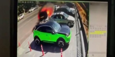 Yanan araç, müdahale sırasında hareket edip park halindeki cipe çarptı 8 Yanan araç müdahale sırasında hareket edip park halindeki cipe çarptı