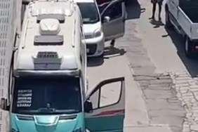Yol verme tartışmasında minibüs şoförü bıçakla saldırdı, olay anı kamerada