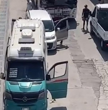 Yol verme tartışmasında minibüs şoförü bıçakla saldırdı, olay anı kamerada